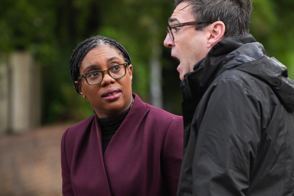 Leader of the Conservative Party Kemi Badenoch and Mayor of Manchester Andy Burnham visit the scene of the Manchester Synagogue attack on October 4, 2025 (Getty)