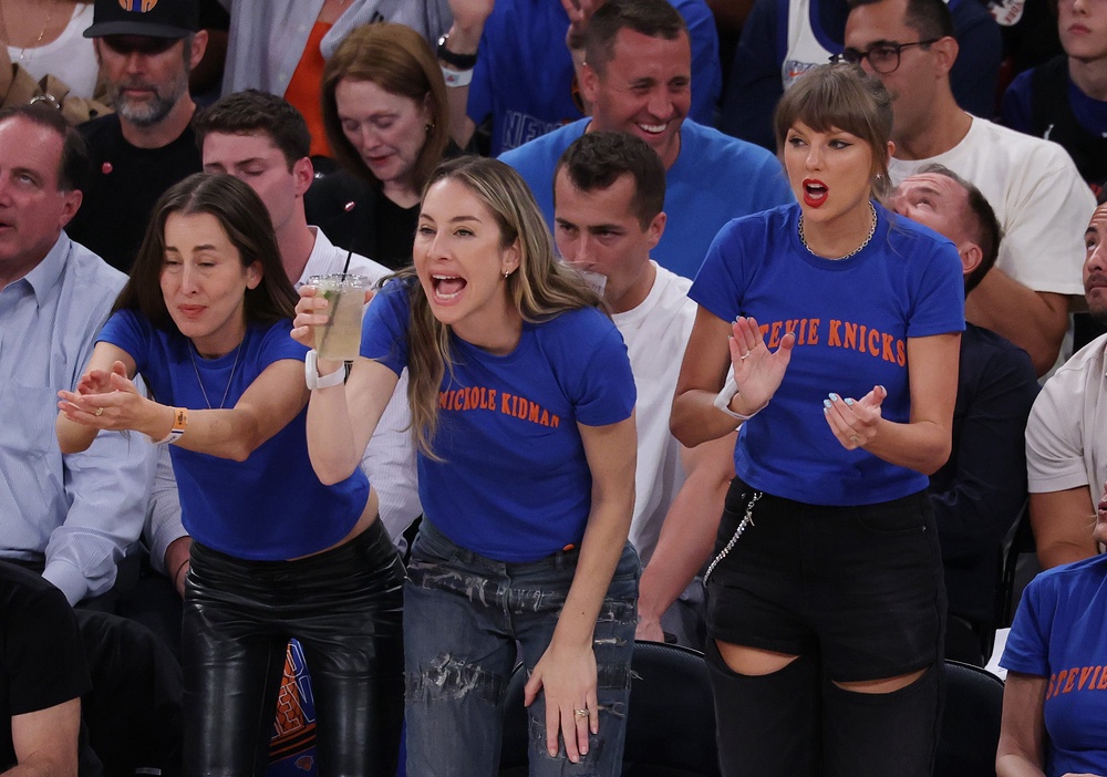 Swift (right) and the Haim sisters watching the Knicks in June (Getty)