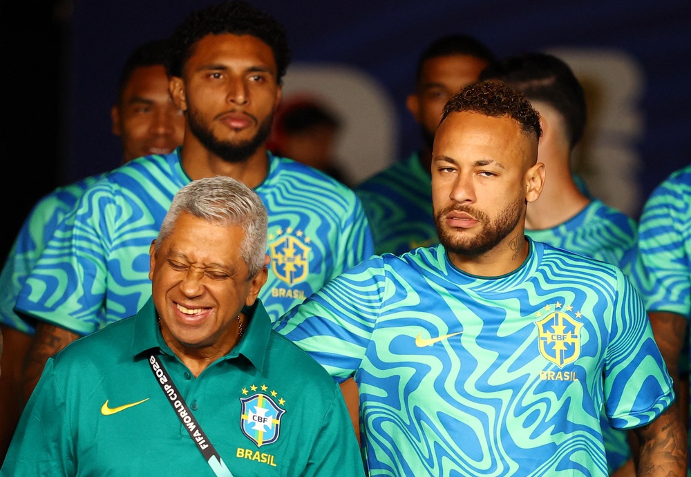 Neymar (right) ahead of kick-off (Reuters)