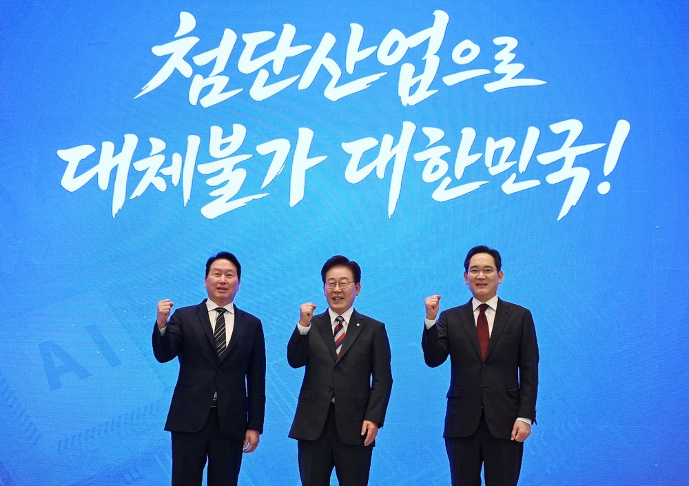 South Korean President Lee Jae Myung (C), Samsung Electronics Chairman Lee Jae-yong (R) and SK Group Chairman Chey Tae-won (L) pose as they attend a briefing announcement of public-private collaboration projects (POOL/AFP via Getty Images)