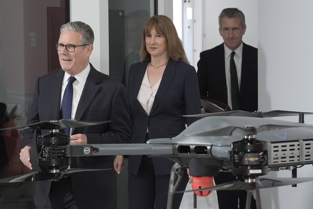 Prime Minister Sir Keir Starmer, Chancellor of the Exchequer Rachel Reeves and Defence Secretary Dan Jarvis arrive to deliver a speech in Berkshire (Stefan Rousseau/PA) (PA Wire)