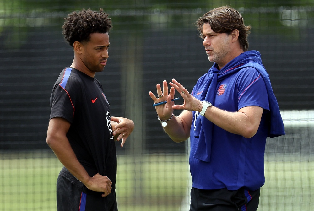 Head coach Mauricio Pochettino of the United States talks with Tyler Adams during a training session (Getty)