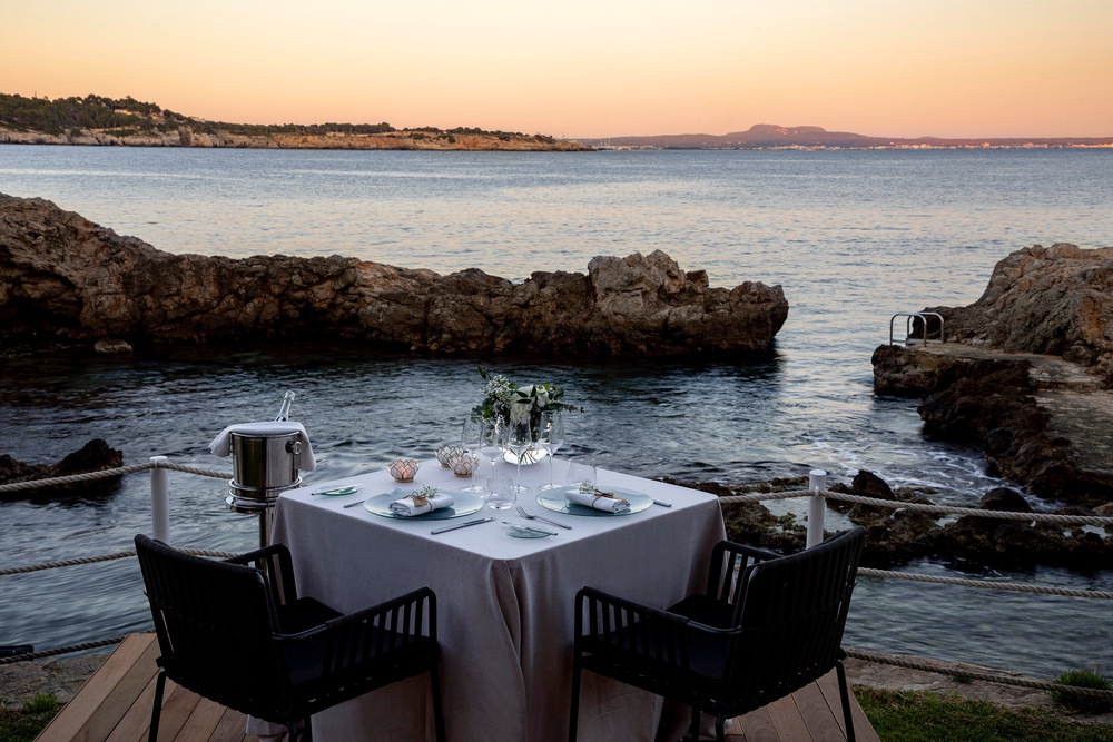 Take out Hotel De Mar Gran Melia’s riverboat to witness the cosmic phenomenon (Hotel De Mar Gran Melia)