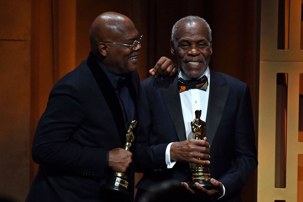 Danny Glover receives his honourary Oscar alongside Samuel L Jackon in 2022 (AFP/Getty)