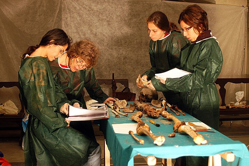 Researchers examine remains of brothers Giovanni and Francesco de Medici (Valentina Giuffra)