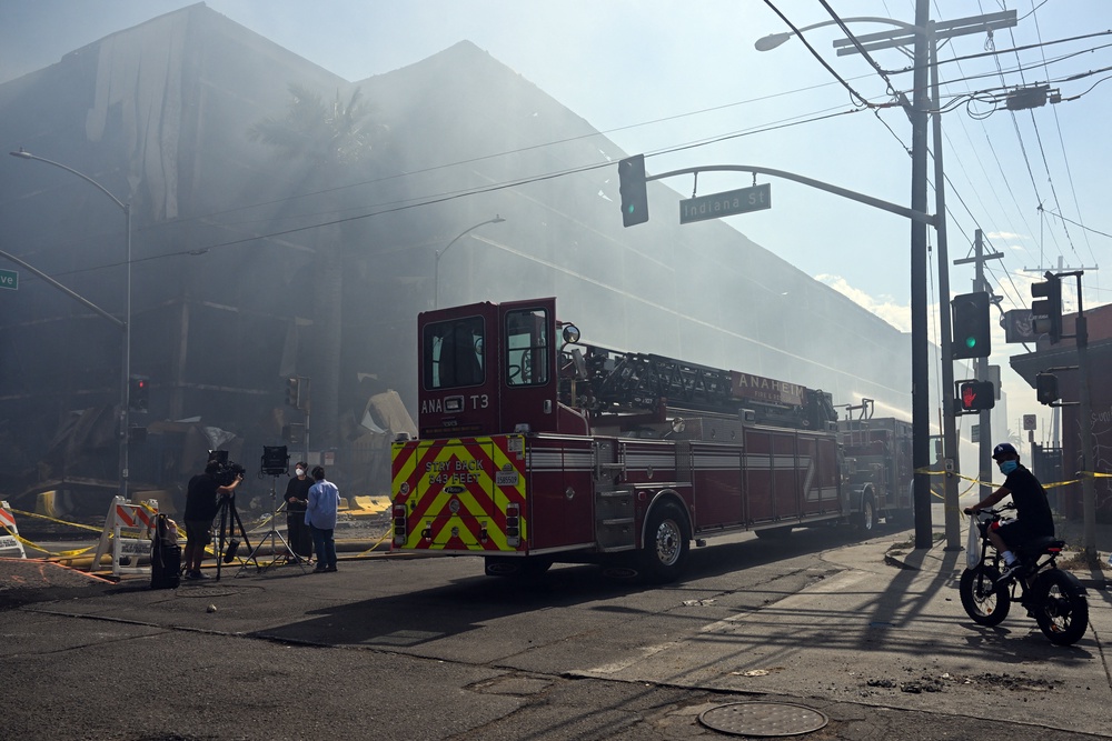 Smoke fill the air as firefighters continue fighting the Lineage cold storage warehouse fire in the Boyle Heights neighborhood (AFP/Getty)