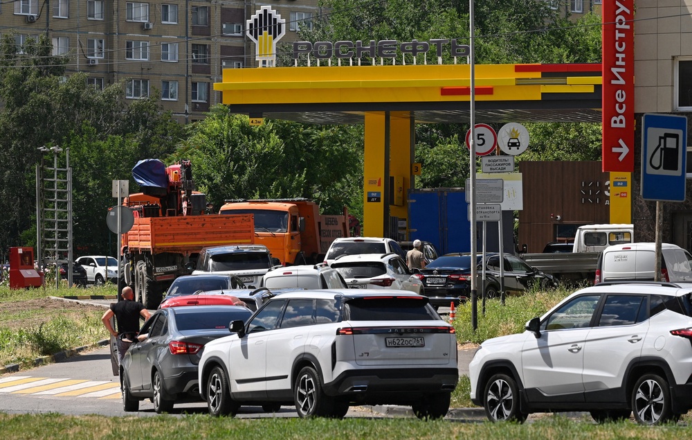 FILE PHOTO: Vehicles queue to refuel at a Rosneft petrol pump in Rostov-on-Don in Russia (Reuters)