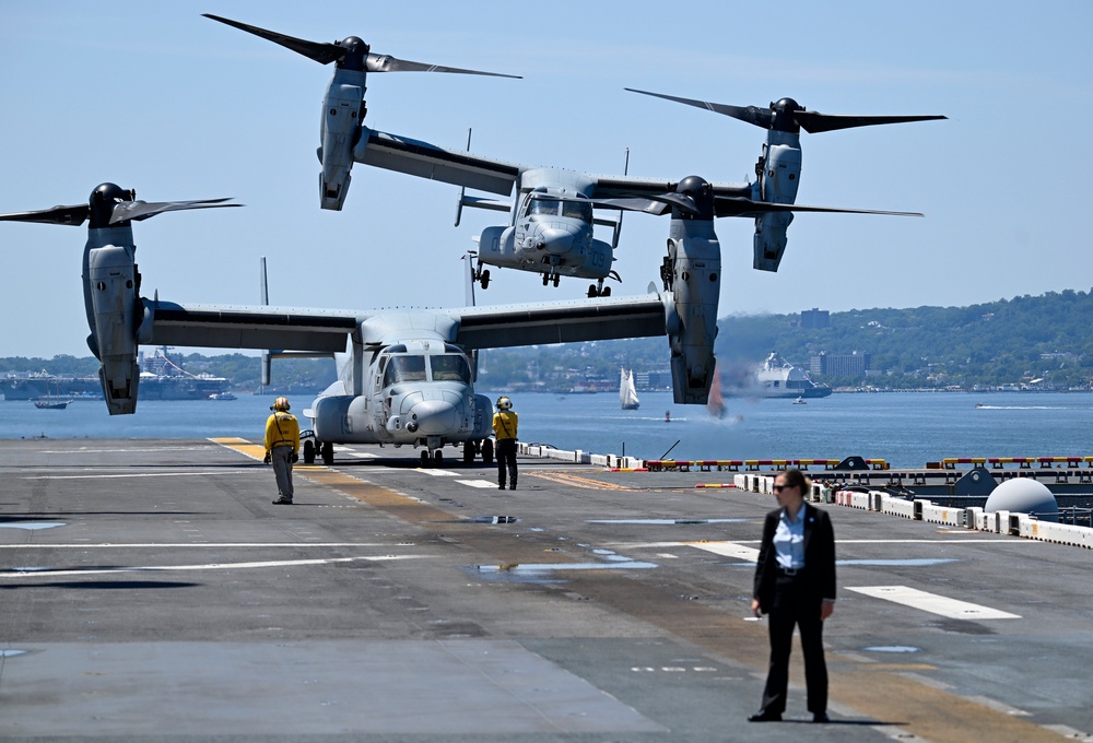 A V-22 Osprey with U.S. Vice President JD Vance aboard departs following an International Naval Review aboard the USS Kearsarge in New York Harbor (Vincent Alban/Getty Image)