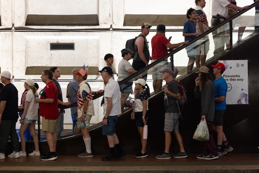 People line up at Washington, D.C.'s Smithsonian metro station, located near the National Mall (Getty Images)