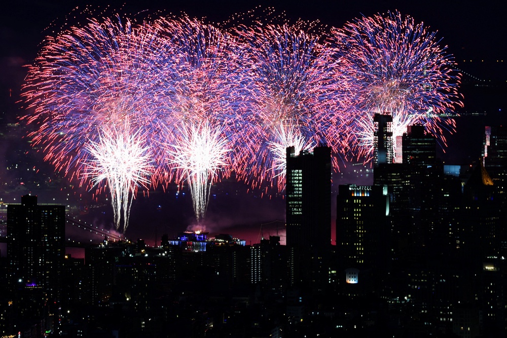 Macy's Fourth of July fireworks explode over New York City (Reuters)