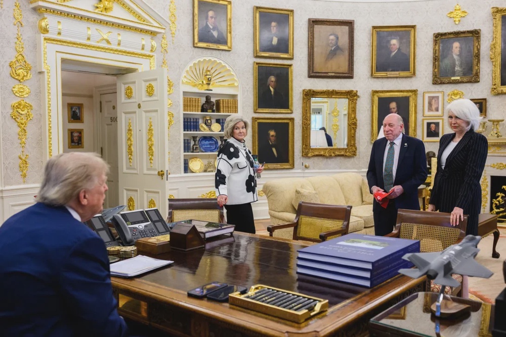 Trump and White House Chief of Staff Susies Wiles meet with Ticktin and Peters (Joyce Boghosian/White House)