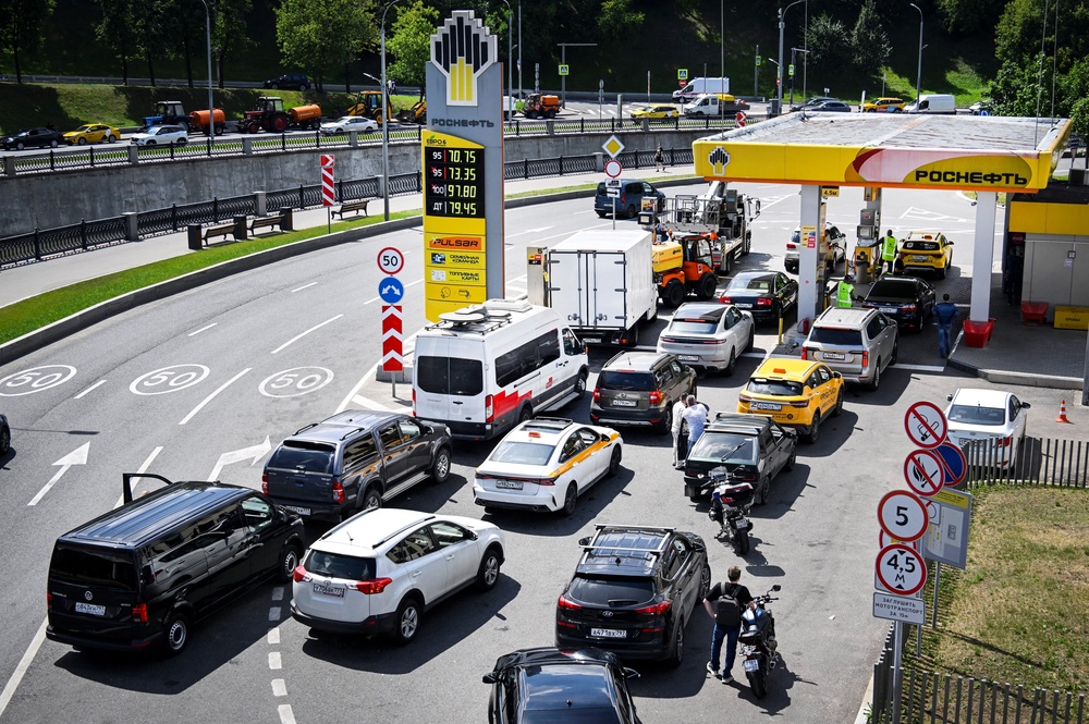 People queue to refuel their cars at a Rosneft gas station in Moscow on June 30, 2026. (AFP/Getty)