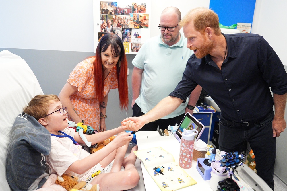 Harry meets Alec Hill, 12, and his parents at Birmingham Children’s Hospital