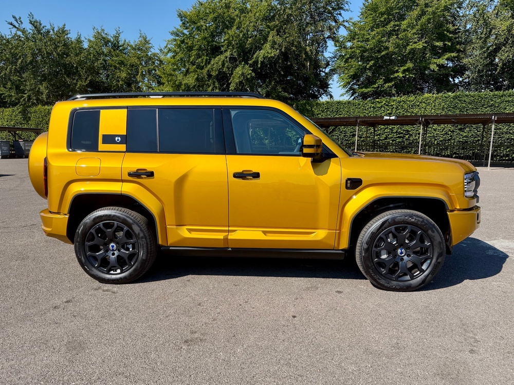 Ultimate Denza Bao 5 models add DiSus-P intelligent body-control suspension to adjust body height by up to 140mm, raise ground clearance by 90mm to 310mm, and self-level the body when parked on uneven ground (Steve Fowler)