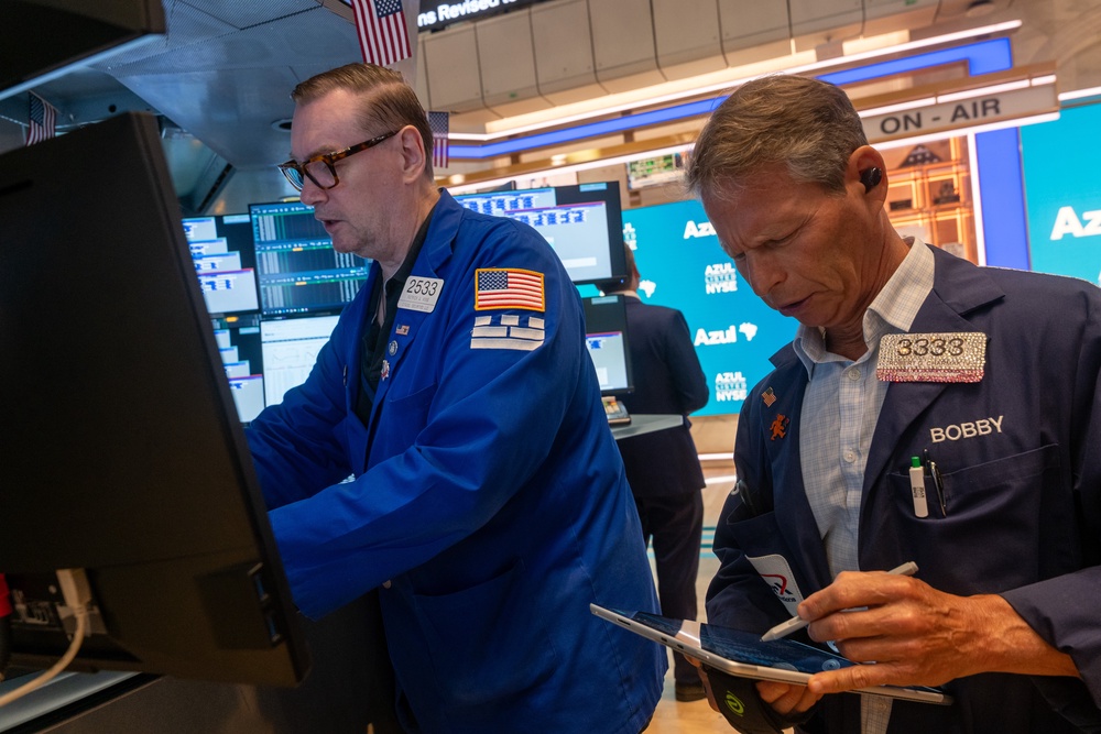 Traders work on the floor of the New York Stock Exchange (NYSE) on July 09, 2026 (Getty)
