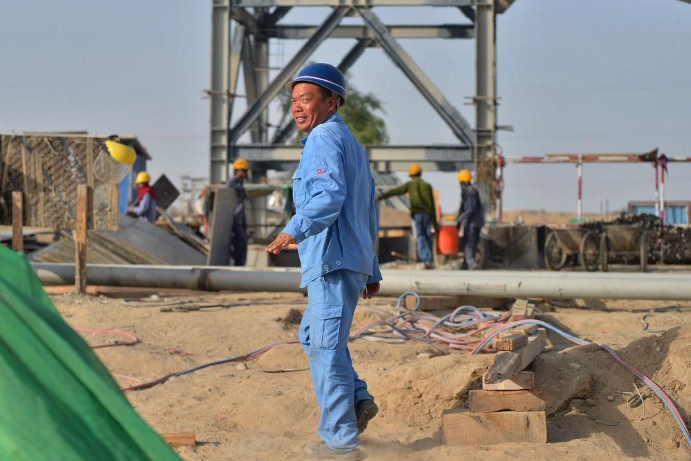 This picture taken on May 23, 2018 shows a Chinese worker at a Chinese-backed power plant under construction in Islamkot in the desert in the Tharparkar district of Pakistan's southern Sindh province (AFP/Getty)