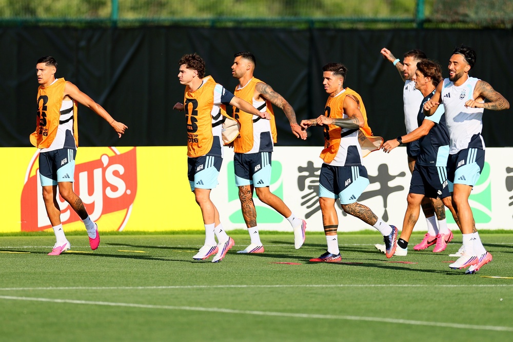 Nahuel Molina, Julian Alvarez, Christian Romero, Enzo Fernandez, Nicolas Otamendi and Nico Gonzalez #15 of Argentina attend a training session (Getty)