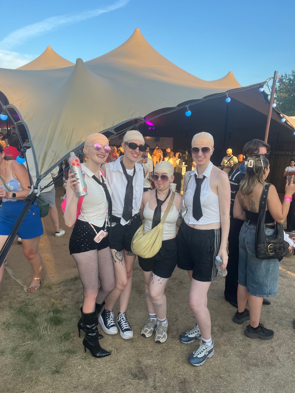 Image from: ‘Dale!’: Over 22,000 Pitbull fans set bald cap record at BST Hyde Park