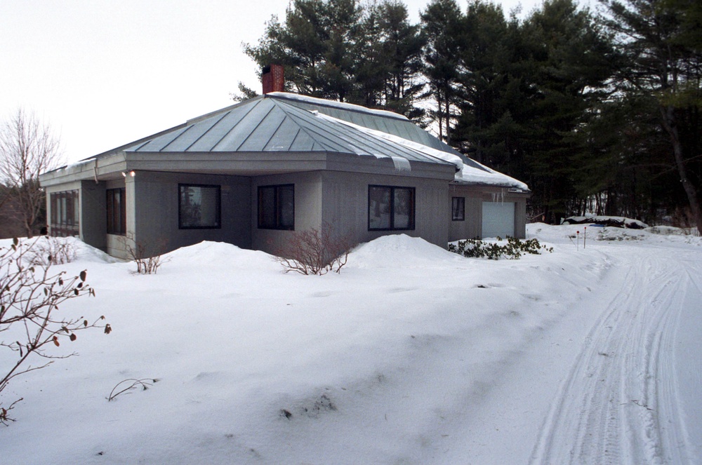 The home of Dartmouth College professors, Half and Susanne Zantop stands empty February 28, 2001 in Hanover, NH (Getty)