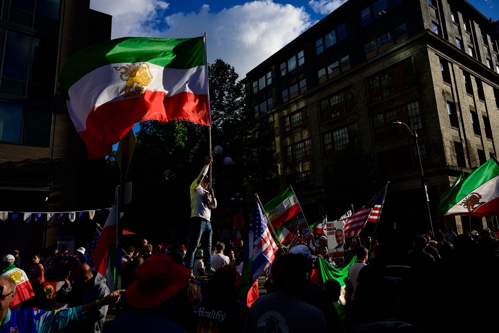 Iranian protestors wave the pre-revolutionary flag (Getty)