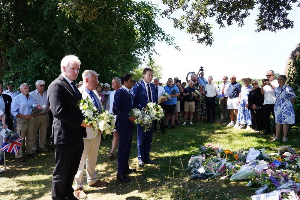 Reform UK MPs Danny Kruger and Lee Anderson, home affairs spokesperson Zia Yusuf, and deputy leader Richard Tice hold a wreath as they pay their respects near the home of Ann Widdecombe in Haytor, Dartmoor (PA)