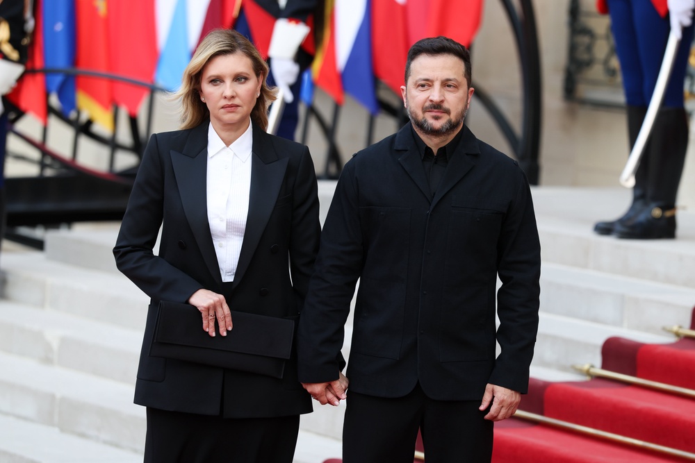 Ukraine's President Volodymyr Zelensky (R) and his wife Olena Zelensky (L)  arrive for a dinner during a 