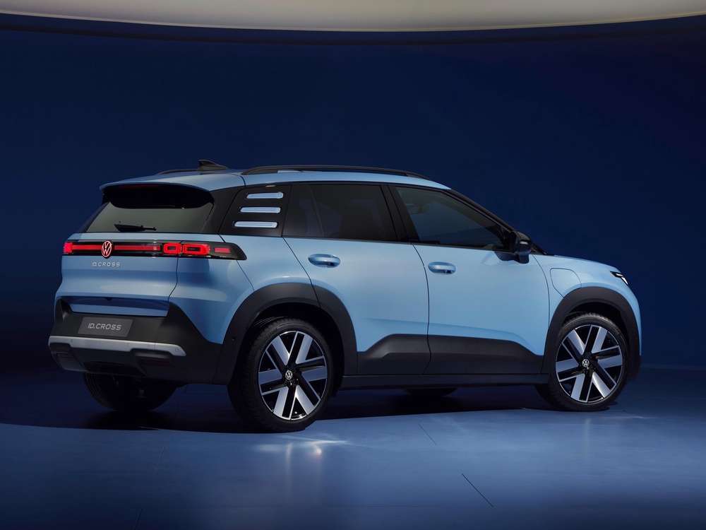 More upmarket versions of the Volkswagen ID. Cross get illuminated badges (Volkswagen)