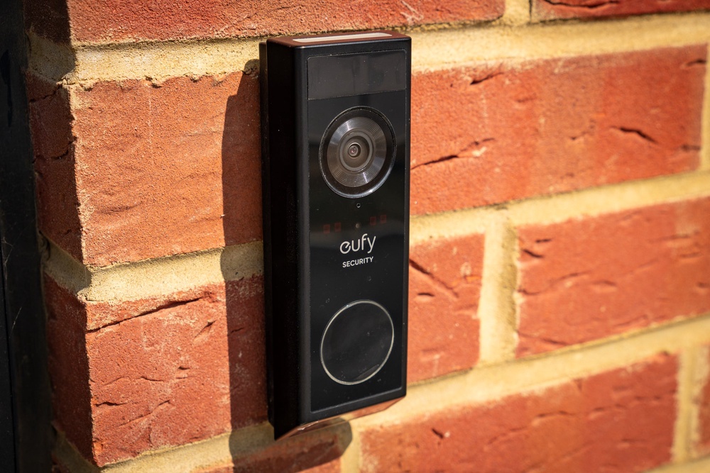 The E340 features a second camera that points down to record parcels left on the doorstep (The Independent / Alistair Charlton)