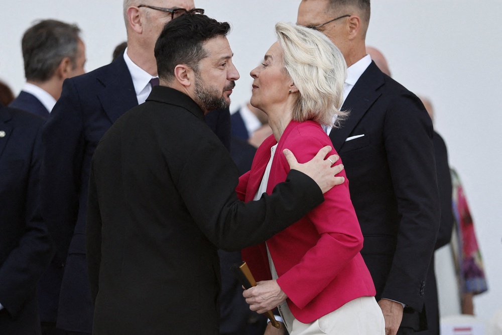 Ursula von der Leyen (R) with Ukraine's President Volodymyr Zelensky in Paris on Tuesday (AFP/Getty)
