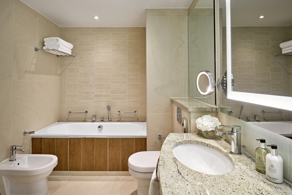 The bathrooms feature marble detailing and Molton Brown products (London Hilton Park Lane)