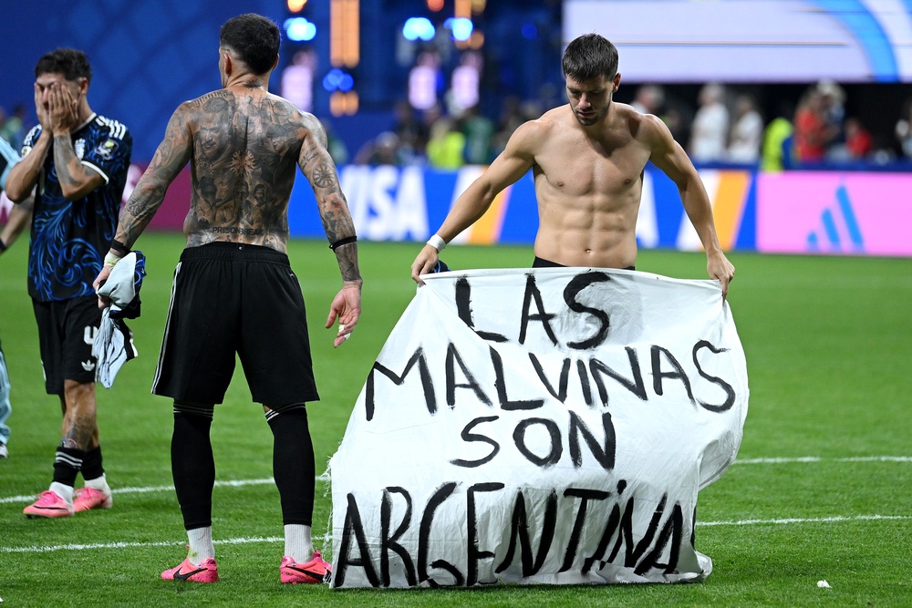 Argentina's players celebrated with a banner referencing the Falkand Islands (Getty)