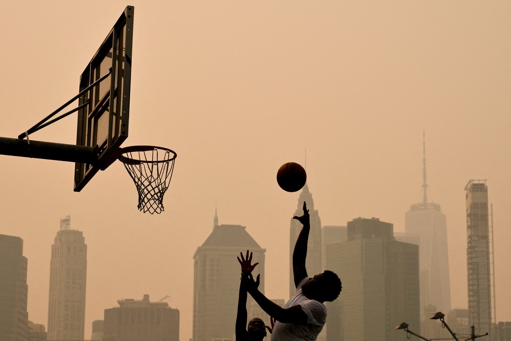 People play basketball Friday in New York City. Smoke can cause harmful inflammation that strains the heart (AFP/Getty)