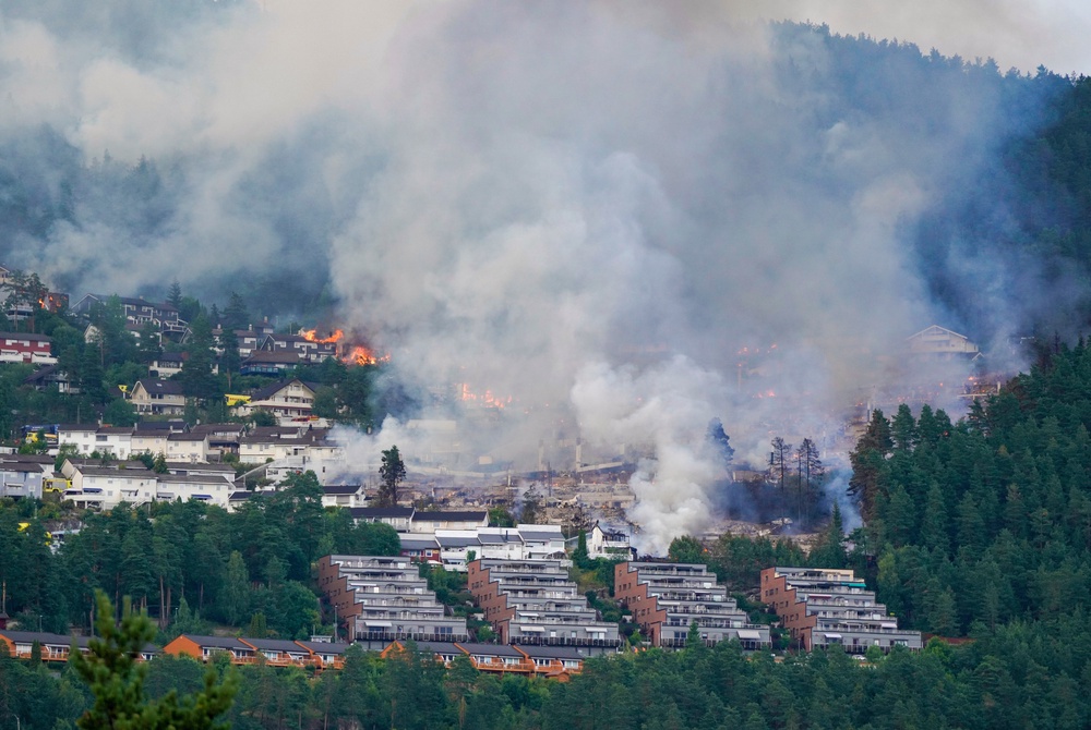 Smoke rises over terraced houses on fire in the Krokstadelva village in Drammen (Thomas Fure / NTB)