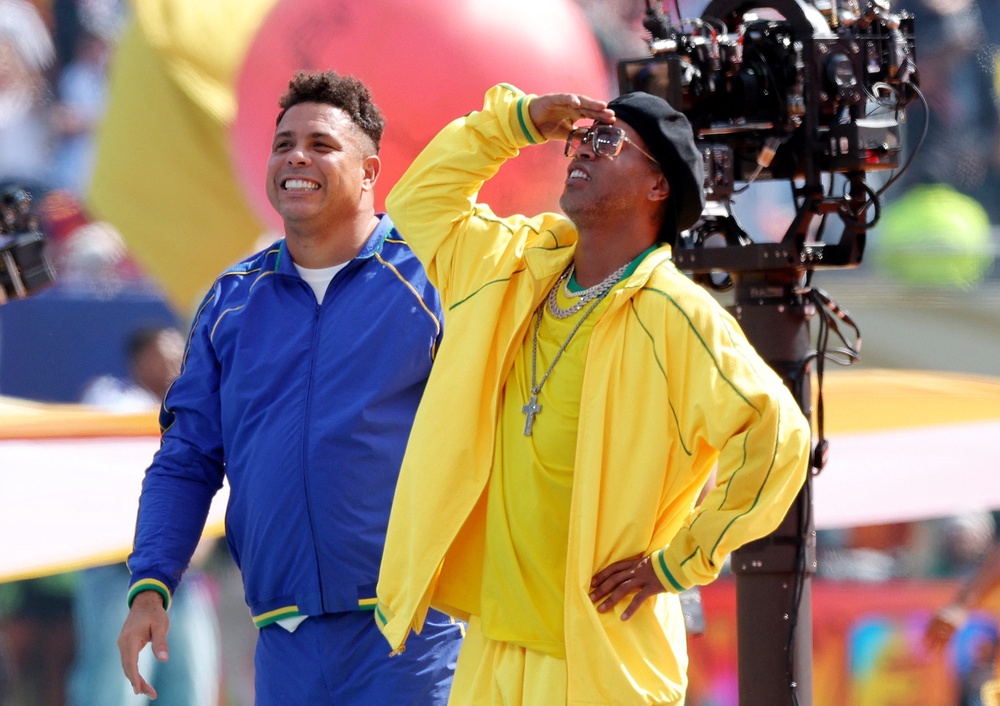 Former Brazil players Ronaldo and Ronaldinho during the halftime show (Reuters)
