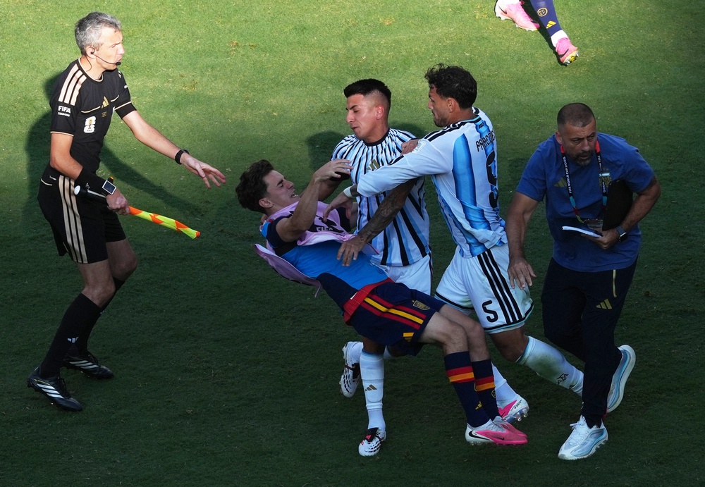 Leandro Paredes clashes with Spain's Gavi next to assistant coach Walter Samuel (Reuters)