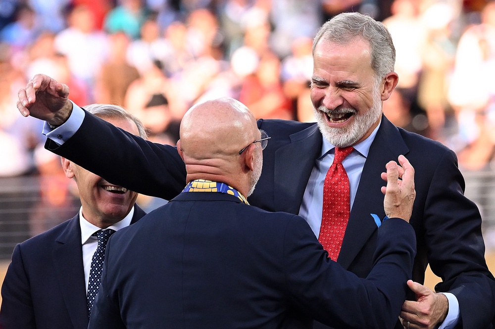 Luis de la Fuente, Head Coach of Spain, is congratulated by King Felipe VI of Spain (Getty)