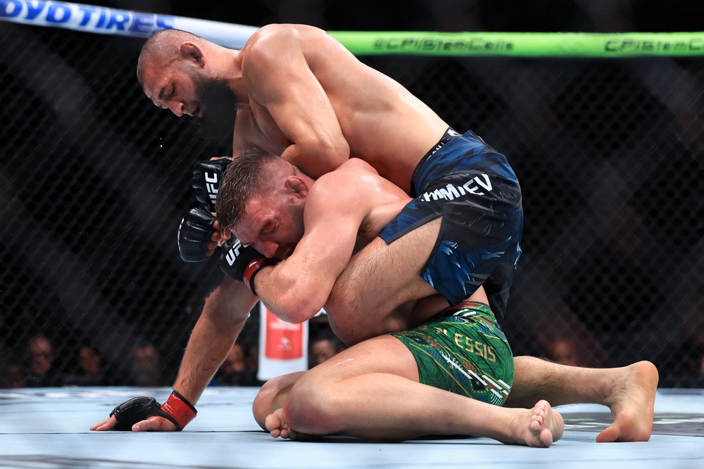 Dricus Du Plessis (bottom) during his title loss to Khamzat Chimaev in August (Getty)