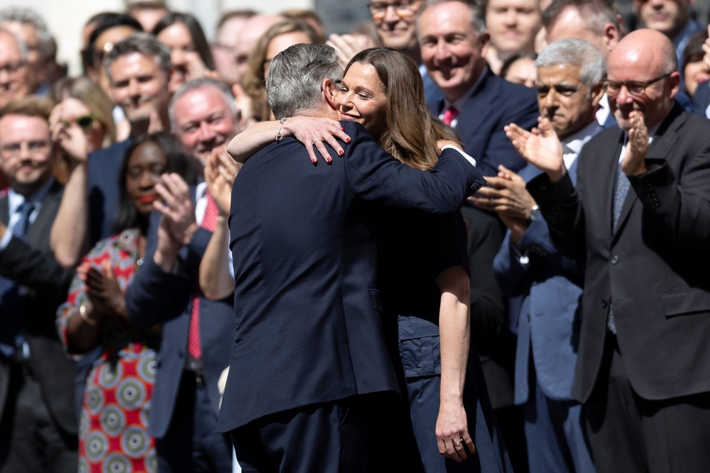 Starmer says goodbye to Downing Street as he hugs his wife Victoria (Getty)