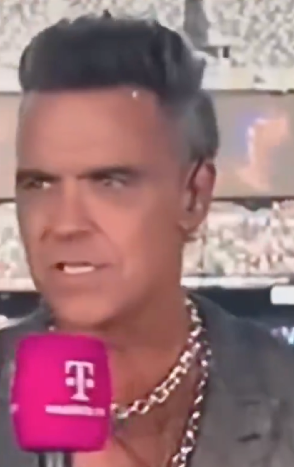 Williams stuck the object on his forehead after it dropped onto his microphone (Magenta Sport)
