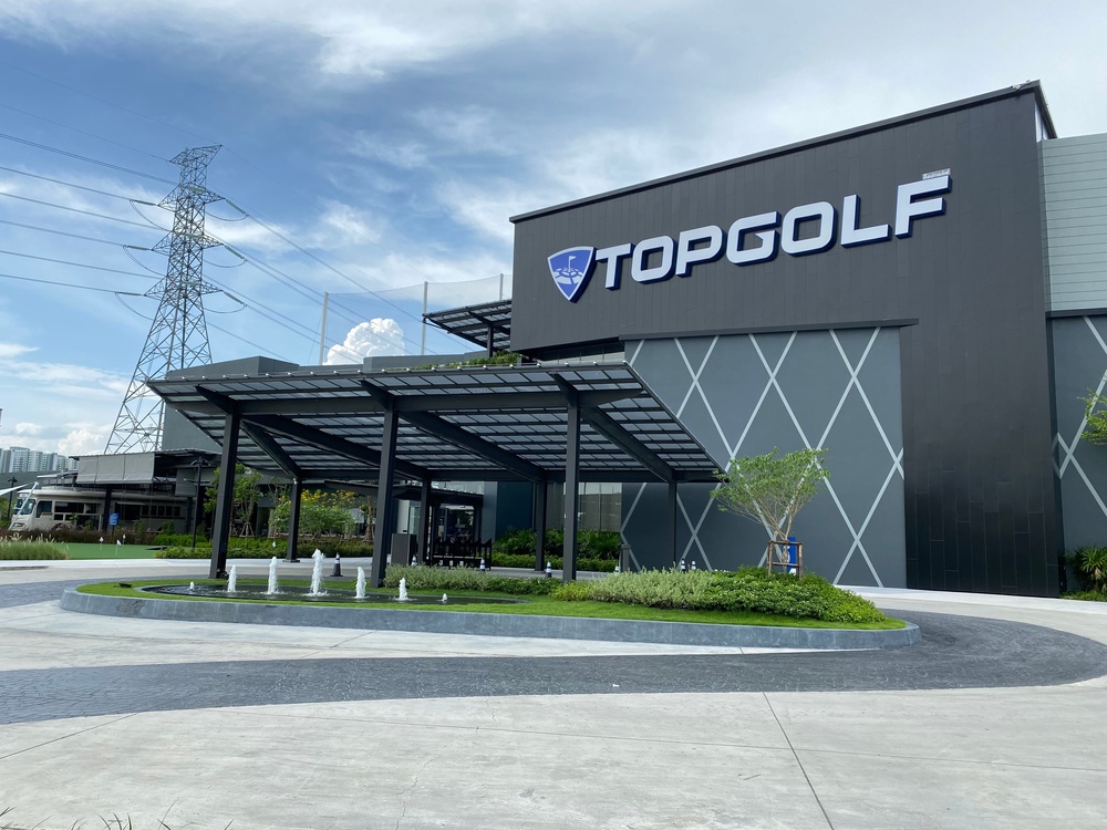 TopGolf is facing two lawsuits from customers who said they were badly injured by errant golf clubs wielded by fellow patrons (MS WIKI/CC BY-SA 4.0)