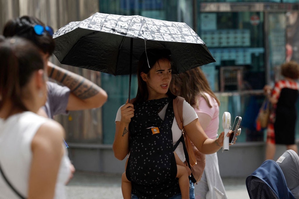Parents face a growing dilemma as they strive to ensure their infants, toddlers, and young children benefit from outdoor activity while simultaneously protecting them from increasingly intense summer heat (AFP via Getty Images)