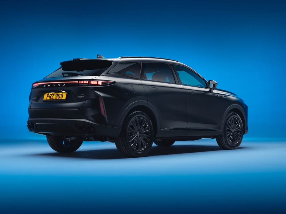 The Omoda 9 Black Noble gets matte Iced Jasper Black paint, black alloy wheels, black roof rails and black exterior trim (Omoda)