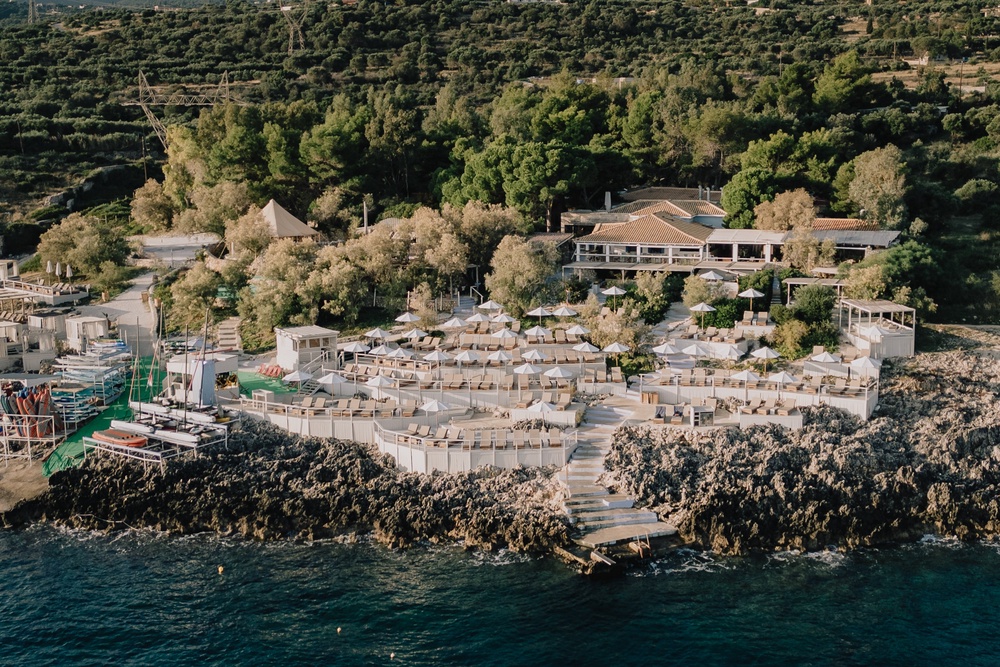 Switch between your private villa and the shoreside Peligoni Club (Nikolas Dost)