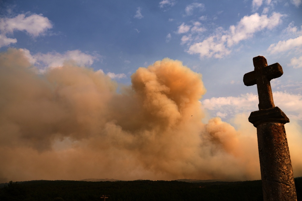 Smoke rises above the horizon as wildfire advances near Condemios de Arriba (AP)