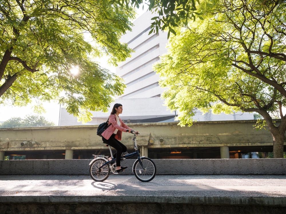 If you’ve considered bike commuting but assumed you needed expensive gear and to be in excellent physical shape, or worried about arriving at work disheveled or smelly, there are ways to overcome those hurdles (Getty Images)