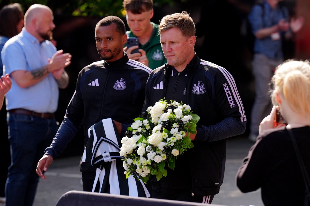 Newcastle United manager Eddie Howe and Jacob Murphy pay tribute at St James' Park following the death of Kevin Keegan (PA)