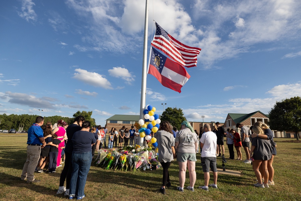 Students and community members make a prayer circle around a makeshift memorial outside of Apalachee High School on September 5, 2024 in Winder, Georgia (Getty Images)
