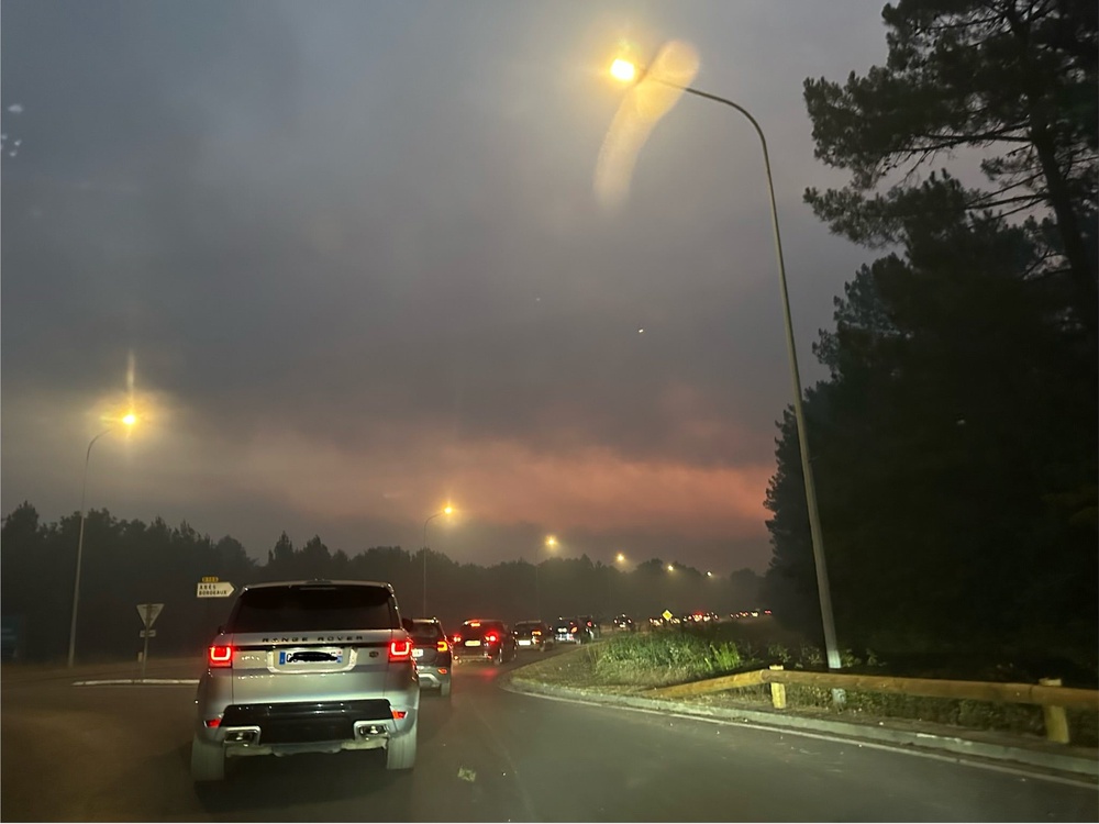 Smoke filled the roads out of the town as residents fled in the middle of the night (Marion Girault-Rime/Quatre Histoires)