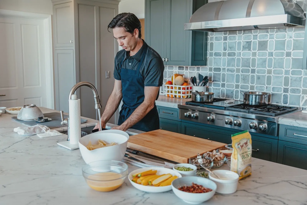 Landis’s private chef prepares pre-cooked bacon and egg bites for easy mornings, followed by full three-course family dinners served at home (Dayley Photography)