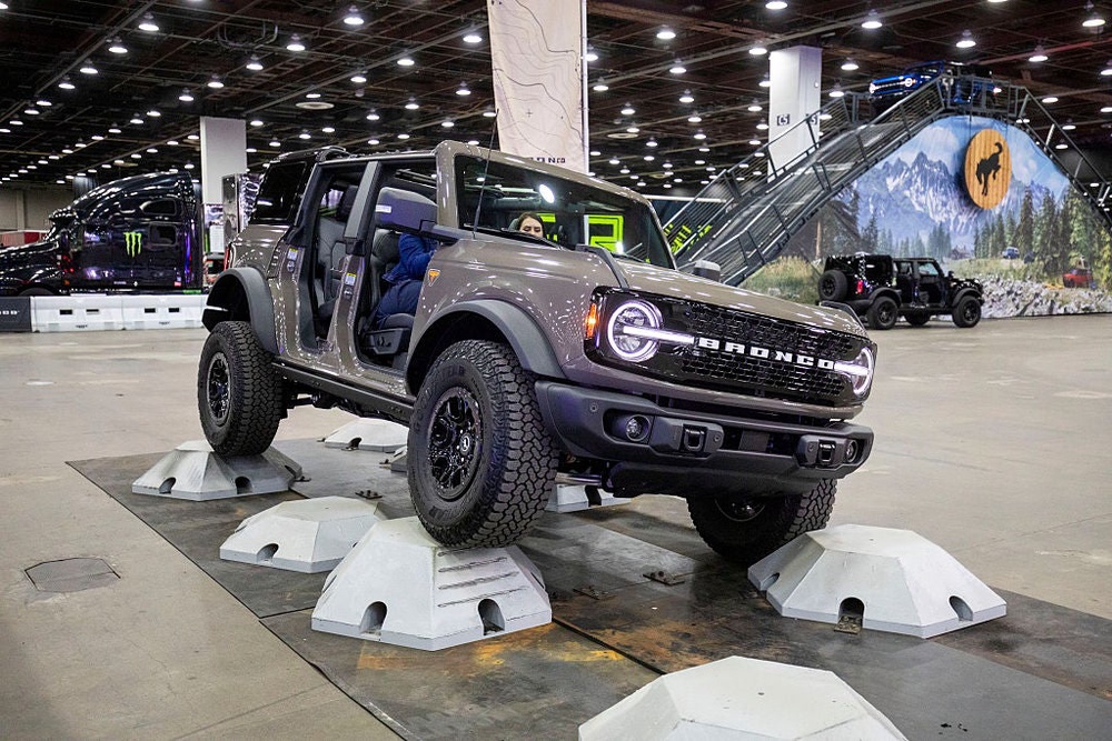The recall affects 565,691 Ford Broncos and Bronco Raptors from model years 2021-2026 (Getty Images)